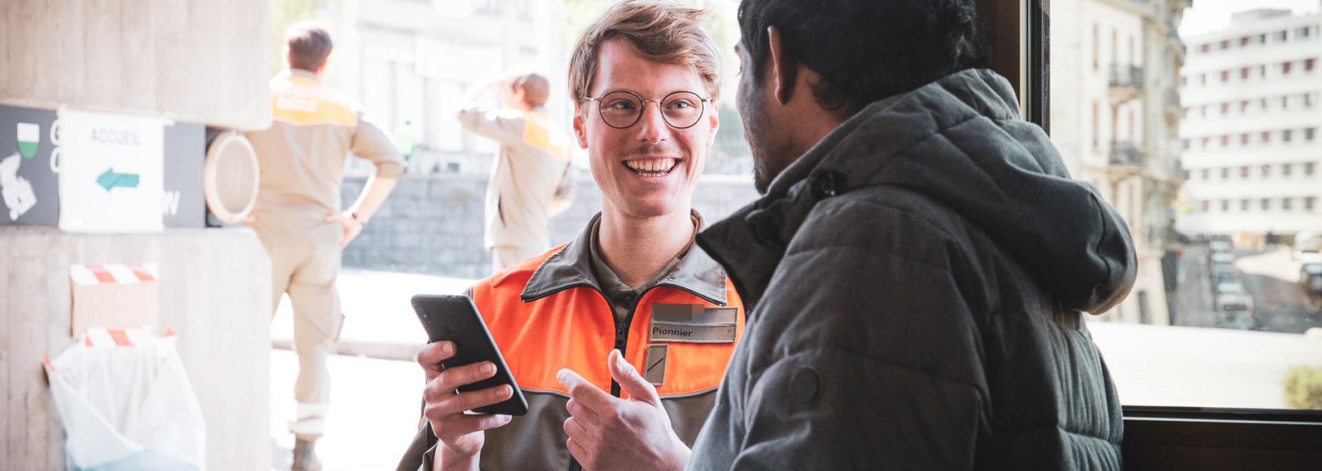 Un astreint renseignant un visiteur