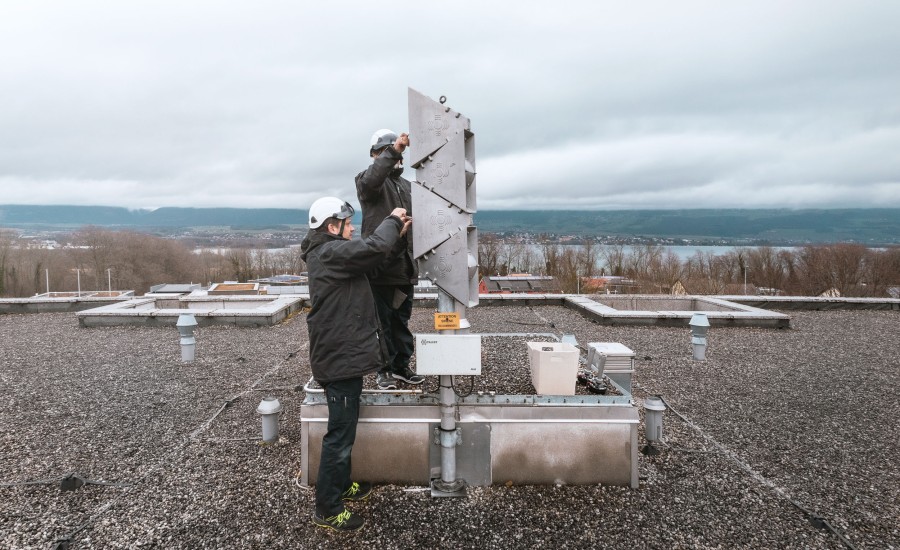 Vincent (au premier plan) et son collègue Stéphane en pleine réparation d’une sirène à Cheseaux.