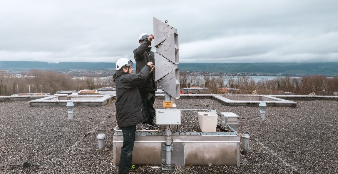 Vincent (au premier plan) et son collègue Stéphane en pleine réparation d’une sirène à Cheseaux.