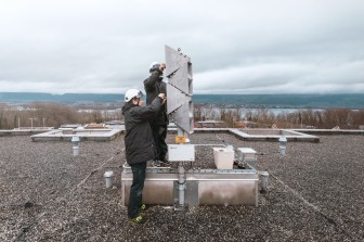 Vincent (au premier plan) et son collègue Stéphane en pleine réparation d’une sirène à Cheseaux.
